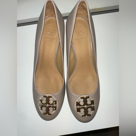 Tory Burch Chelsea Round Toe Block Heel - Picture 2 of 6